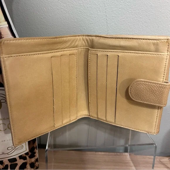 CHANEL Beige Leather Wallet - Picture 5 of 10